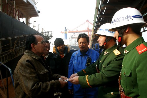 2月7日,河北曹妃甸邊防檢查站官兵在為多米尼加籍貨輪上的船員辦理出入境相關(guān)手續(xù)。