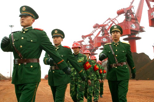 2月7日,河北曹妃甸邊防檢查站官兵與協(xié)管隊(duì)員一起在雜貨碼頭巡邏。