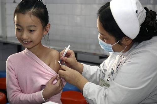 11月4日,醫(yī)護人員為桂林樂群小學的學生接種甲型H1N1流感疫苗。 目前,廣西桂林市接種甲型H1N1流感疫苗工作已全面展開,醫(yī)護人員、導游、學生等重點人群為首批疫苗接種對象。新華社發(fā)(李凱 攝)