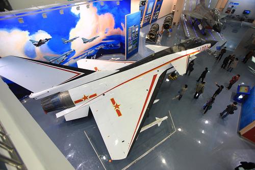 11月5日,媒體記者在中國航空博物館參觀1998年3月28日殲-10戰(zhàn)機(jī)首飛樣機(jī)。 經(jīng)過4個(gè)多月的閉館建設(shè),新整修擴(kuò)建的北京中國航空博物館于11月1日全新亮相。新擴(kuò)建的中國航空博物館收藏有134個(gè)型號(hào)的309架飛機(jī)及導(dǎo)彈、雷達(dá)、高炮等各類武器裝備樣品,其中包括國家一、二級(jí)文物114件。新華社記者 李明放 攝