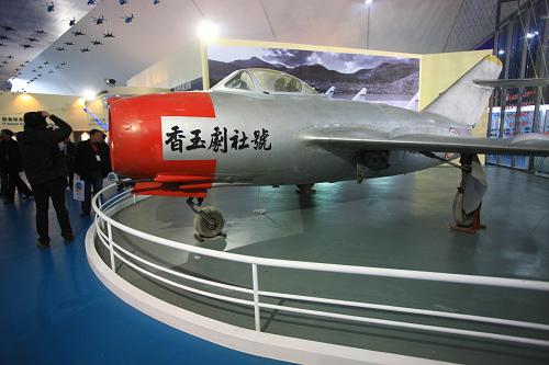 11月5日,媒體記者在中國航空博物館參觀抗美援朝期間,河南著名豫劇表演藝術(shù)家常香玉和她的劇社經(jīng)過180多場(chǎng)義演集資捐贈(zèng)的“香玉劇社號(hào)”飛機(jī)。新華社記者 李明放 攝