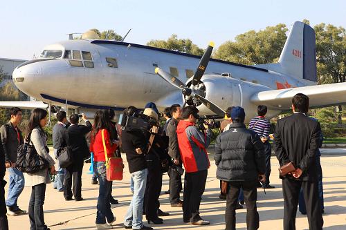 11月5日,媒體記者在中國航空博物館參觀1957年3月至1958年9月毛澤東曾坐過的伊爾-14飛機(jī)。新華社記者 李明放 攝