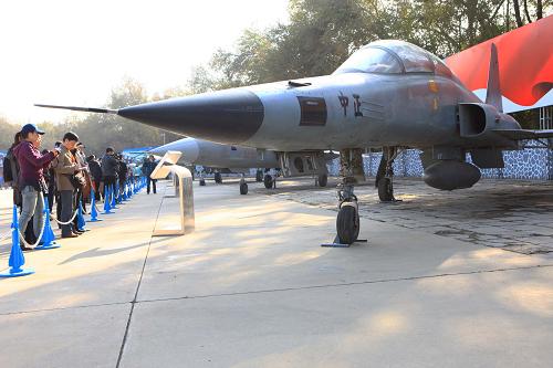 11月5日,媒體記者在中國航空博物館參觀1981年8月8日國民黨空軍少校黃植誠起義歸來所駕駛的美制F-5F戰(zhàn)機(jī)。新華社記者 李明放 攝