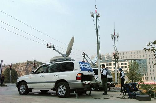 11月5日,貴州、重慶兩省市的衛(wèi)星應(yīng)急通信車在演練中架設(shè)應(yīng)急移動通信基站。新華社記者 齊健 攝