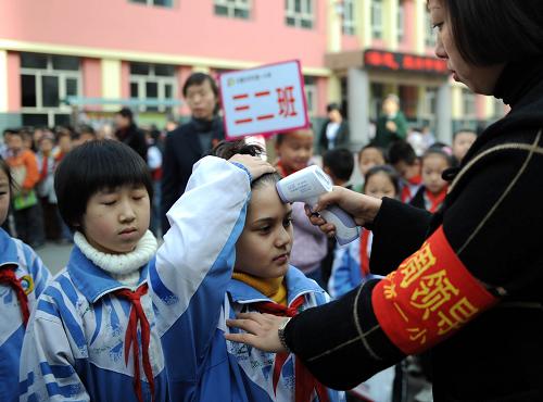 11月5日,烏魯木齊第一小學(xué)的學(xué)生在測(cè)量體溫。新華社記者 王菲 攝