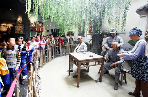 11月6日,小學(xué)生參觀沙家浜革命歷史紀(jì)念館。新華社發(fā)(濮建明 攝)