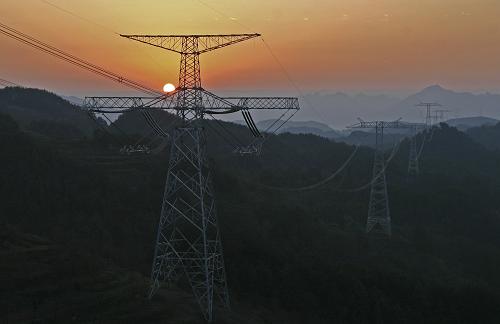 向家壩至上海特高壓直流輸電線路飛越湖南湘西龍山縣境內的崇山峻嶺(11月13日拍攝)。近日,國家電網公司向家壩至上海±800千伏特高壓直流輸電示范工程線路全線貫通儀式在四川宜賓舉行。向家壩至上海±800千伏特高壓直流輸電示范工程西起四川宜賓復龍換流站,東至上海奉賢換流站,途經四川、重慶、湖南、湖北、安徽、江蘇、浙江、上海等8個省市,四次跨越長江,輸送距離達1907公里,鐵塔共計3939基。據(jù)悉,該工程是目前世界上電壓等級最高、輸送容量最大、送電距離最遠、技術水平最先進的直流輸電工程,其多項創(chuàng)新直流輸電技術處于世界領先水平。 新華社發(fā)(唐榮沛 攝)