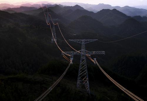 向家壩至上海特高壓直流輸電線路飛越湖南湘西龍山縣境內的崇山峻嶺(11月13日拍攝)。新華社發(fā)(唐榮沛 攝)