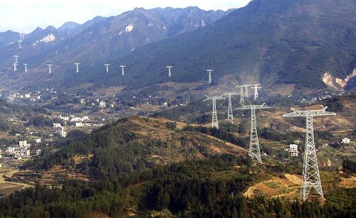 在湖南湘西龍山縣境內的崇山峻嶺之間,向家壩至上海特高壓直流輸電線路鐵塔基座星羅棋布(11月13日拍攝)。新華社發(fā)(唐榮沛 攝)