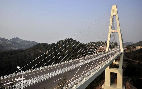 11月25日拍攝的湖北滬蓉西高速公路清江大橋。目前,位于湖北省恩施市舞陽壩街道辦事處鴨子塘村的滬蓉西高速公路清江大橋已進入建設收尾階段,為滬蓉西高速年底全線通車做好準備。清江大橋主塔高166.5米,主跨220米,邊跨150米,是湖北滬蓉西高速公路恩利段的控制性工程,也是湖北滬蓉西高速公路西段最大的獨塔斜拉橋。新華社發(fā)(楊順丕 攝)