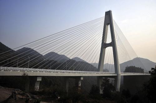 11月25日拍攝的湖北滬蓉西高速公路清江大橋。新華社發(fā)(楊順丕 攝)