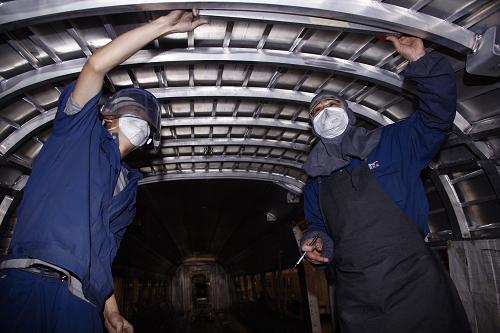 中國北車唐山軌道有限責(zé)任公司工人正在安裝動車組車體內(nèi)部件(12月9日攝)。新華社記者 高學(xué)余攝