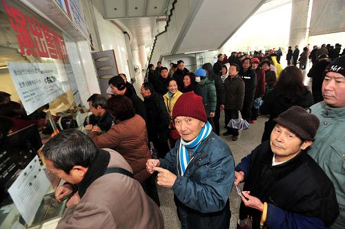12月15日,武漢市民在湖北劇院排隊(duì)免費(fèi)領(lǐng)取18日的舞劇《家住長江邊》的門票。為豐富群眾文化生活,緩解部分農(nóng)村地區(qū)“看戲難”的局面,從12月18日至28日,湖北將首次舉辦“文化惠民、免費(fèi)看戲”活動(dòng),近8萬名群眾可憑身份證領(lǐng)取入場券,免費(fèi)觀看17個(gè)專業(yè)藝術(shù)院團(tuán)的100多場精彩演出。 新華社發(fā)(周超 攝)