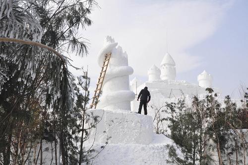 12月16日,雪雕藝人在牡丹江市江心島雪堡建設(shè)現(xiàn)場(chǎng)加緊創(chuàng)作。新華社發(fā)(張春祥 攝)