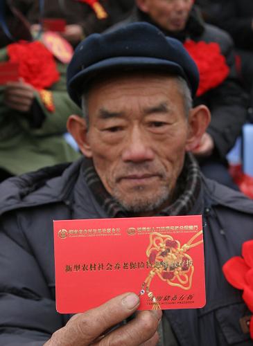 12月15日,湖南婁底市婁星區(qū)舉辦新型農(nóng)村社會養(yǎng)老保險首批養(yǎng)老金發(fā)放儀式,一位老人展示“新型農(nóng)村社會養(yǎng)老保險待遇領(lǐng)取存折”。當(dāng)日,湖南省為百萬名老年農(nóng)民發(fā)放首批養(yǎng)老金。按照湖南省新農(nóng)保試點政策,凡年滿60周歲、未享受城鎮(zhèn)職工基本養(yǎng)老保險待遇的農(nóng)村有戶籍的老年人,可以按月領(lǐng)取養(yǎng)老金,最低基礎(chǔ)養(yǎng)老金每人每月55元。新華社發(fā)(郭國權(quán) 攝)