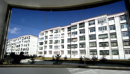 這是透過玻璃窗拍攝的拉薩市首批廉租房“陽光花園”一角(12月16日攝)。 西藏自治區(qū)從2006年開始建立廉租住房制度,累計投入10億元建設廉租住房,著力改善城鎮(zhèn)低收入家庭住房條件。目前,首批4564套廉租住房全部完工,第一批1600戶城鎮(zhèn)低收入家庭已經(jīng)入住。據(jù)介紹,從2009年到2010年末,西藏還將擴大廉租住房的受益人群和建設地區(qū),力爭在“十一五”末實現(xiàn)廉租住房“應保盡保”的目標。新華社記者 普布扎西 攝