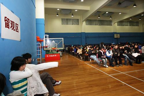 12月17日,華東師范大學(xué)的學(xué)生接種后在留觀區(qū)休息。新華社記者 劉穎攝