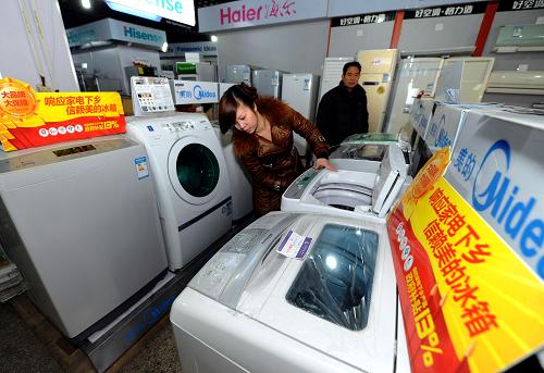 12月17日,顧客在福建省閩侯縣尚干鎮(zhèn)一家商店選購(gòu)家電下鄉(xiāng)產(chǎn)品。自2009年2月20日福建省全面實(shí)施“家電下鄉(xiāng)”政策以來(lái),全省“家電下鄉(xiāng)”產(chǎn)品保持旺銷勢(shì)頭。截至12月9日,福建全省“家電下鄉(xiāng)”產(chǎn)品累計(jì)銷售量為73.3萬(wàn)臺(tái)、銷售額達(dá)15.2億元。新華社記者 張國(guó)俊 攝