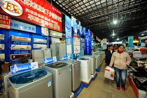 12月17日,顧客在福建省閩侯縣尚干鎮(zhèn)一家商店選購(gòu)家電下鄉(xiāng)產(chǎn)品。新華社記者 張國(guó)俊 攝