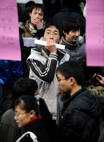 12月17日,在太原理工大學(xué)2010年畢業(yè)生雙向選擇洽談會上,求職者在查看招聘信息。當(dāng)日,太原理工大學(xué)舉辦2010年畢業(yè)生雙向選擇洽談會,160多家招聘單位為該校畢業(yè)生提供的3000多個就業(yè)崗位吸引了眾多的求職者。新華社記者 胡靖國攝