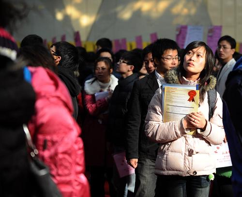 12月17日,在太原理工大學(xué)2010年畢業(yè)生雙向選擇洽談會上,求職者在查看招聘信息。
