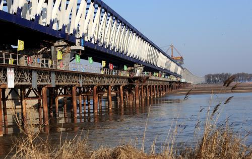 12月17日拍攝的建設中的鄭州黃河公鐵兩用橋。當日,黃河上最大規(guī)模的公鐵兩用橋鄭州黃河公鐵兩用橋主橋鋼梁順利實現(xiàn)合龍。該橋是目前世界上最長的公鐵兩用橋,公鐵合建部分長9177米。鄭州黃河公鐵兩用橋是正在建設的京廣鐵路客運專線跨越黃河的通道,項目總投資為50.7億元人民幣,為雙線客運專線、六車道公路。新華社記者 趙鵬 攝