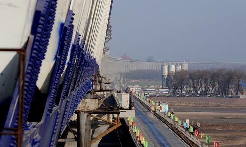 12月17日拍攝的建設中的鄭州黃河公鐵兩用橋。新華社記者 趙鵬 攝