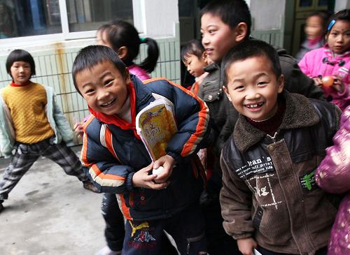 上海閔行區(qū)浦江鎮(zhèn)育才小學的學生們在課間休息(11月20日攝)。 據悉,上海市農民工同住子女享受免費義務教育的比例3年來穩(wěn)步提升,從2007年的57.1%,提高到2008年的74.36%。2009年秋季開學這一比例已經達到92.7%。到2010年,所有農民工同住子女將全部進入公辦學?;蛘忻褶k小學,免費享受義務教育。 目前,在上海接受義務教育的外來流動人口子女總數為42萬人,占全市義務教育階段學生總數36%。 新華社記者 劉穎 攝