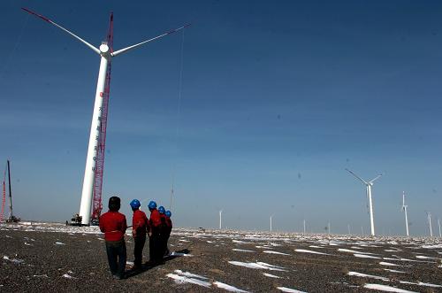 12月25日,大唐甘肅風(fēng)電公司員工正在吊裝風(fēng)電機(jī)組。新華社記者連振祥攝