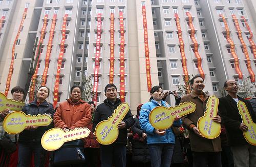 2009年12月8日,湖北省武漢市最大的保障性住房項(xiàng)目——百步亭社區(qū)悅秀苑、景蘭苑交房工作正式啟動(dòng),首批住戶代表在交房儀式上領(lǐng)到“鑰匙”。讓更多的經(jīng)濟(jì)適用房、廉租房等保障性住房回到真正有此需求的消費(fèi)者手中,不僅是穩(wěn)定房價(jià)的重要措施,也是維系社會(huì)公平的重要手段。新華社發(fā)
