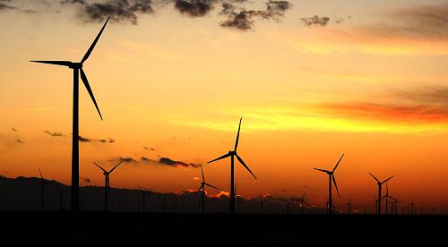 11月29日拍攝的酒泉風電基地玉門昌馬風電場。12月25日,隨著大唐甘肅風電公司昌馬風電場20萬千瓦機組的吊裝完成,我國在甘肅酒泉市規(guī)劃建設的第一個千萬千瓦級的風電基地裝機容量突破了200萬千瓦。同日,甘肅省在玉門市舉行了200萬千瓦風電調(diào)試并網(wǎng)發(fā)電儀式。我國清潔能源建設邁出了新的步伐。目前已有18家國內(nèi)上市公司落戶甘肅酒泉參與風電場建設,已經(jīng)核準的516萬千瓦風電項目已經(jīng)全面啟動。規(guī)劃中的酒泉千萬千瓦級風電基地,到2015年風電裝機總?cè)萘繉⑦_1271萬千瓦。項目全部建成后,每年可節(jié)約和替代標準煤1020萬噸,減少二氧化碳排放量2000多萬噸。在我國西部一些地區(qū),風能和太陽能正在成為新能源的主角。新華社發(fā)(朱師良 攝)