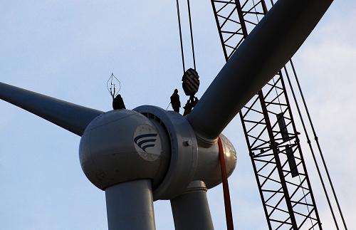 12月7日,技術(shù)人員在酒泉風電基地玉門風電場安裝風機。新華社發(fā)(朱師良 攝)