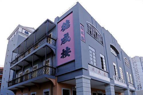 12月26日在上海世博會浦西園區(qū)城市最佳實踐區(qū)拍攝的按原比例以實物建筑形式參展的澳門“德成按”。“德成按”建于1917年,曾是澳門最大的當(dāng)鋪。新華社發(fā)(郭長耀 攝)