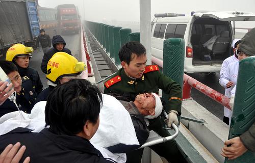12月28日,救援人員將江西鄱陽(yáng)湖大橋車輛連環(huán)追尾事故中的傷員送往醫(yī)院。新華社發(fā)(劉德生 攝)