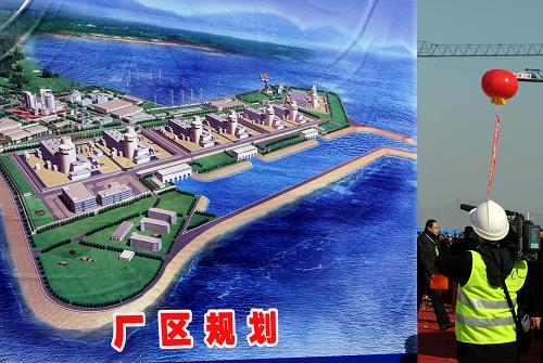 12月28日,一名攝像記者在施工現(xiàn)場拍攝廠區(qū)規(guī)劃效果圖。新華社記者 李紫恒 攝