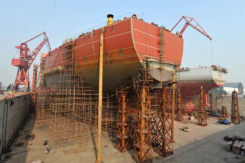 這是江蘇靖江新時代造船有限公司內(nèi)正在建設的大型油輪(12月28日攝)。新華社記者 金良快 攝