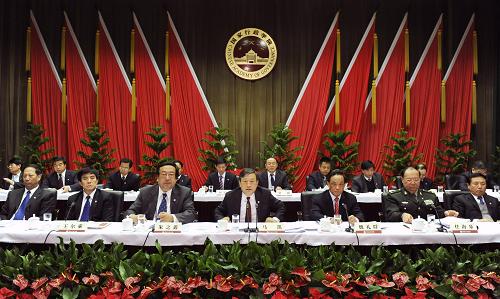 12月28日,全國(guó)行政學(xué)院院長(zhǎng)會(huì)議暨國(guó)家行政學(xué)院成立15周年慶祝大會(huì)、新中國(guó)行政管理體制60年研討會(huì)在北京召開(kāi),國(guó)務(wù)委員兼國(guó)務(wù)院秘書(shū)長(zhǎng)、國(guó)家行政學(xué)院院長(zhǎng)馬凱出席會(huì)議并講話。新華社記者 李學(xué)仁攝