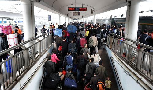 2月7日,旅客在廣州火車站走向站臺準備登車。新華社記者 盧漢欣 攝
