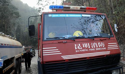2月7日傍晚,一輛消防車在昆明市郊區(qū)筇竹寺附近準備上山救火。新華社記者 藺以光 攝
