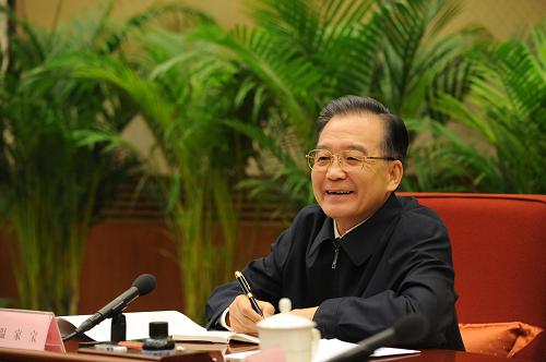 1月11日至2月6日,國務(wù)院總理溫家寶在北京中南海先后主持召開五次座談會,就正在制定的《國家中長期教育改革和發(fā)展規(guī)劃綱要》聽取社會各界人士的意見和建議。新華社記者黃敬文攝