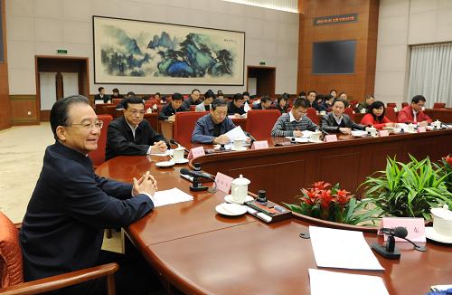 這是2月6日,溫家寶主持召開群眾代表座談會,首次把學(xué)生和家長代表請進(jìn)了中南海。新華社記者黃敬文攝