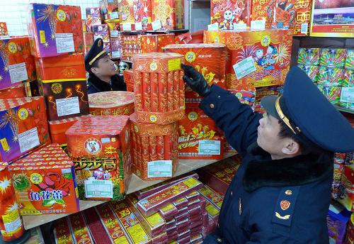 2月7日,北京德勝工商所工商執(zhí)法人員對(duì)轄區(qū)內(nèi)煙花爆竹銷售網(wǎng)點(diǎn)開(kāi)展執(zhí)法檢查。新華社記者 張旭 攝