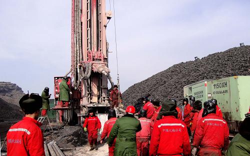 3月6日,中國煤炭地質(zhì)總局大地技術(shù)勘查公司鉆機(jī)正在打孔。當(dāng)日15時53分,參與搶險救援的中國煤炭地質(zhì)總局大地技術(shù)勘查公司的口徑為300毫米的鉆機(jī),在A區(qū)打通地面與地下202米井下巷道的鉆孔。這是鉆井救援的9臺鉆機(jī)所打通的第二個鉆孔,與當(dāng)日早晨打通的第一個鉆孔一起,使井下巷道形成空氣回路,在搶險救援工作中意義重大。 新華社記者吳國清攝