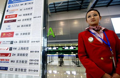 3月6日,上海虹橋國(guó)際機(jī)場(chǎng)新推出的“機(jī)場(chǎng)大使”在新航站樓候機(jī)大廳準(zhǔn)備為旅客服務(wù)。新華社記者陳飛攝
