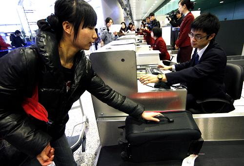 3月6日,一些“旅客”在新航站樓候機(jī)大廳辦理值機(jī)手續(xù)。新華社記者陳飛攝