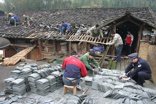 3月6日,福建省順昌縣仁壽鎮(zhèn)農(nóng)民在修繕遭冰雹襲擊損壞的房屋。新華社發(fā)(陳柏材 攝)