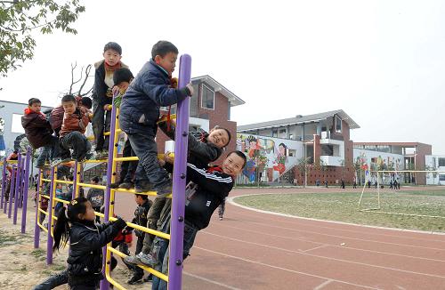 學(xué)生們?cè)诮K省蘇州市援建的綿竹市孝德小學(xué)校園內(nèi)玩耍(攝于3月16日)。新華社記者陳燮攝