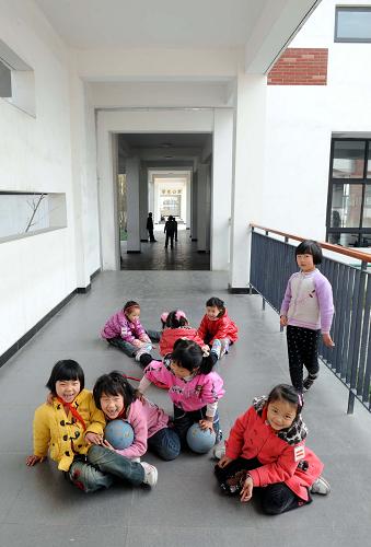 學(xué)生們?cè)诮K省蘇州市援建的綿竹市孝德小學(xué)校園內(nèi)玩耍(攝于3月16日)。新華社記者陳燮攝