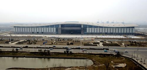 這是梅江會展中心建筑外景(3月30日攝)。2010天津夏季達沃斯論壇的主會場——梅江會展中心土建及主體工程目前已全部完工,已進入外圍配套項目施工,會展中心初展雄姿。據(jù)介紹,該工程總建筑面積約98000平方米,建筑高度36米,由4個13000平方米的大展廳、2個4000平方米的小展廳、1個2200平方米的多功能廳和1個登錄大廳以及數(shù)十個中小型會議室、洽談室組成。新華社記者 劉海峰 攝