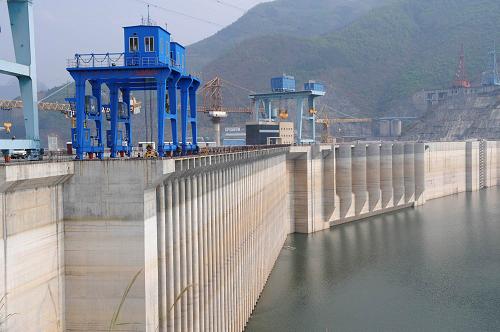 這是3月30日拍攝的龍灘水電工程大壩上游。 當(dāng)日,記者在廣西龍灘水電工程采訪時(shí)了解到,受干旱影響,與2009年同期相比,水電站的上游水位下降了約18米,比發(fā)電死水位330米僅高出6米多,而上游水位正以每天20厘米的速度下降。如果干旱繼續(xù),再過(guò)1個(gè)月,龍灘水電站將面臨停止發(fā)電的困境。新華社記者 黃孝邦攝